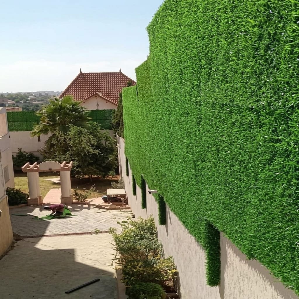 Clôture en grillage gazon installée sur un terrain résidentiel